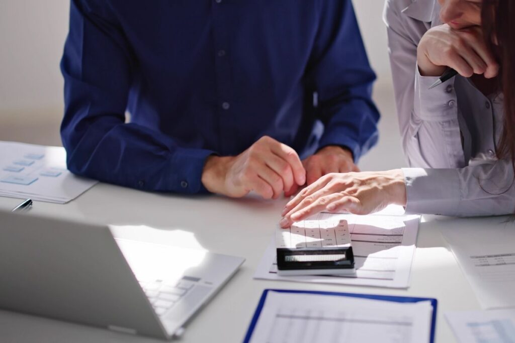 Specjaliści analizujący dane i raporty podczas audytu strony internetowej.