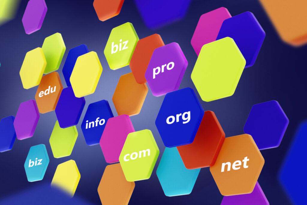 Kolorowe symbole rozszerzeń domen, takich jak com, org i net, przedstawiające wybór domeny dla strony internetowej