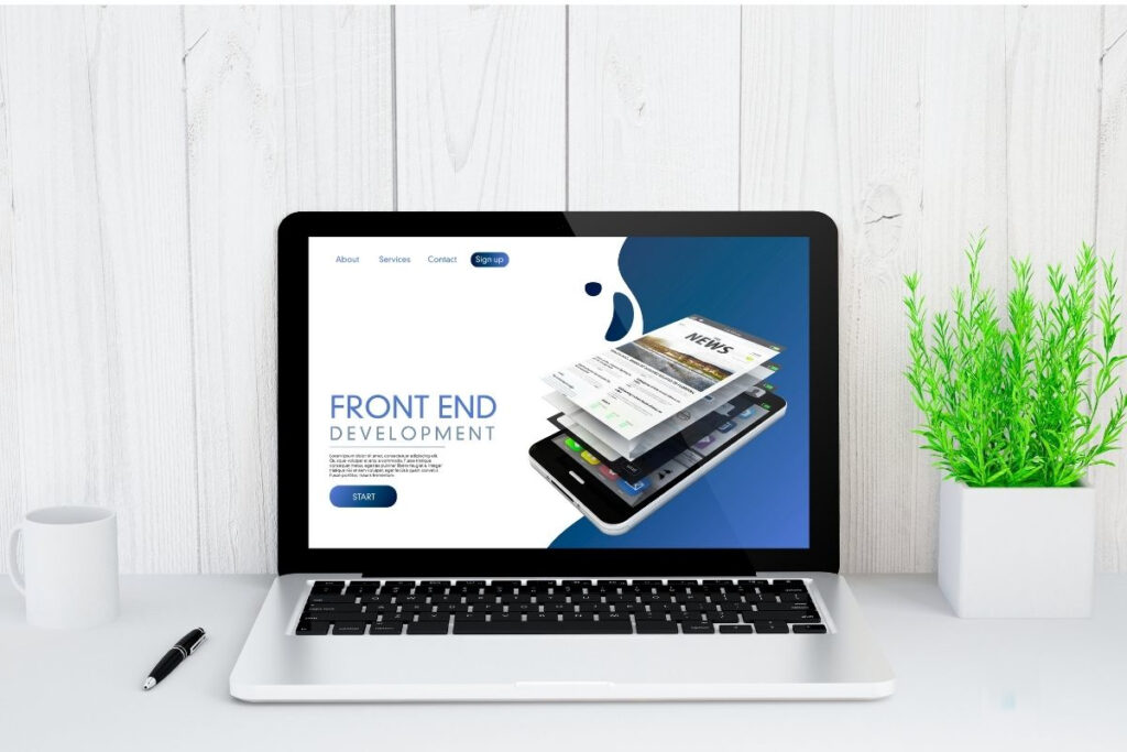 Ekran laptopa z profesjonalnie zaprojektowaną stroną internetową stojący na czystym biurku.