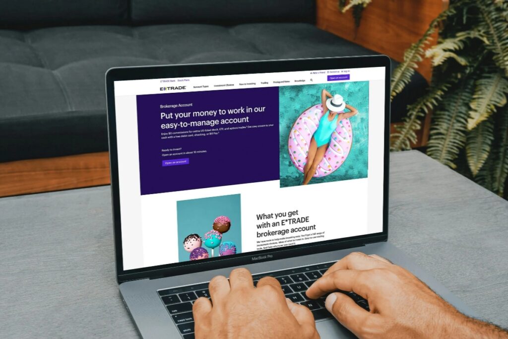 Osoba pracuje na laptopie nad stroną internetową, widoczny projekt witryny na ekranie, proces tworzenia strony dla małej firmy