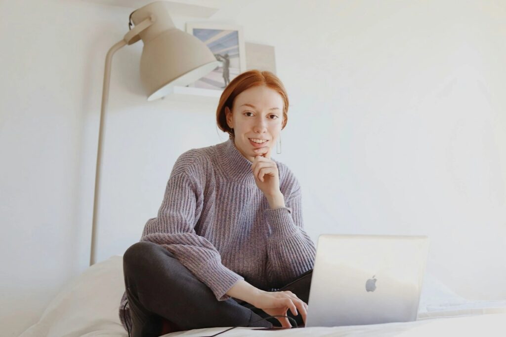 Kobieta pracuje przy laptopie i tworzy treści – copywriting dla biznesu i pisanie skutecznych tekstów na stronę WWW