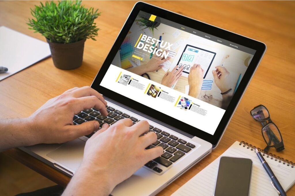 Freelancer zapewniający opiekę nad stroną internetową, pracujący na laptopie.