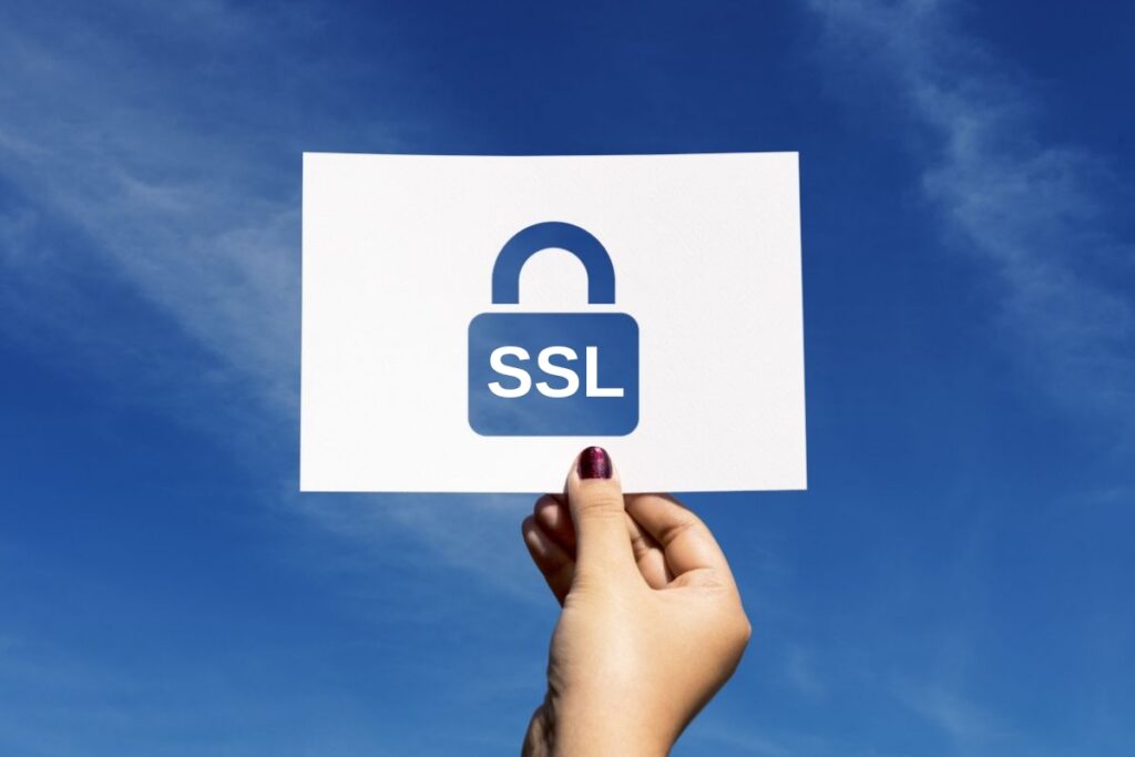 Karta z ikoną kłódki i napisem „SSL” na tle nieba – certyfikat SSL i bezpieczeństwo strony internetowej