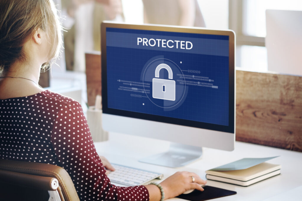 Monitor z napisem „PROTECTED” i ikoną kłódki – bezpieczeństwo strony internetowej i ochrona przed włamaniem