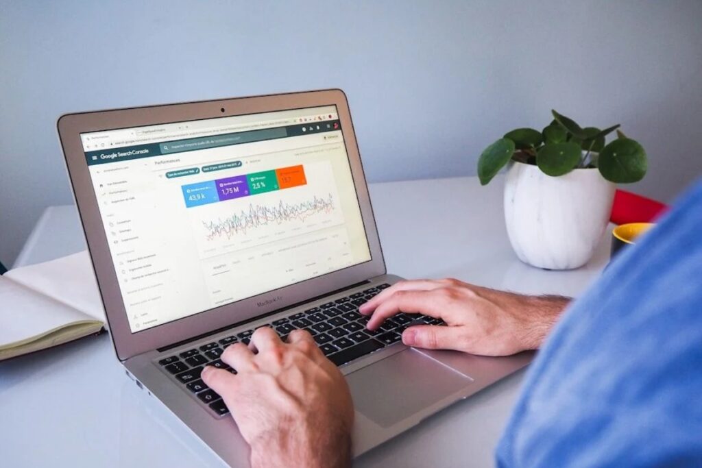 Ekran laptopa z Google Search Console – raport skuteczności i analiza wyników SEO strony w Google