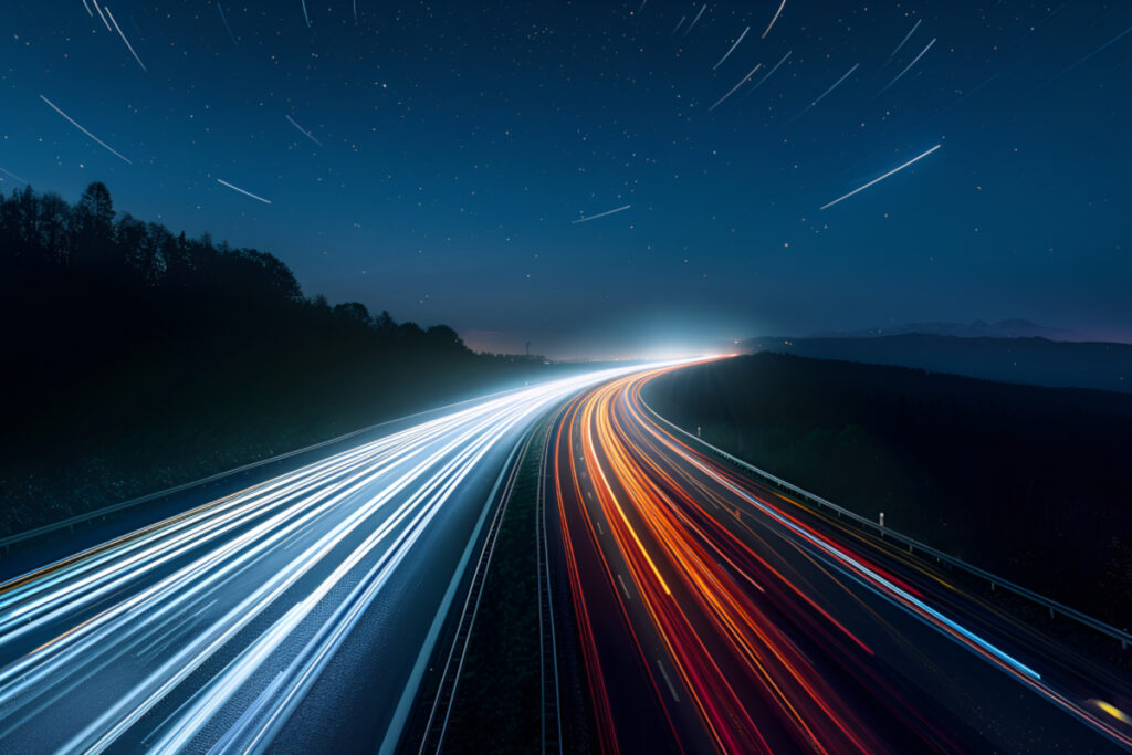 Smugi światła pędzącego pociągu w tunelu metra – symbol szybkości ładowania strony i lepszego SEO w Google