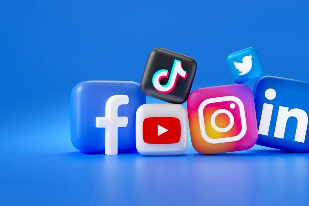Trójwymiarowe ikony popularnych social mediów, takich jak Facebook, Instagram i TikTok, symbolizujące, jak ważne są skuteczne grafiki reklamowe w marketingu online.