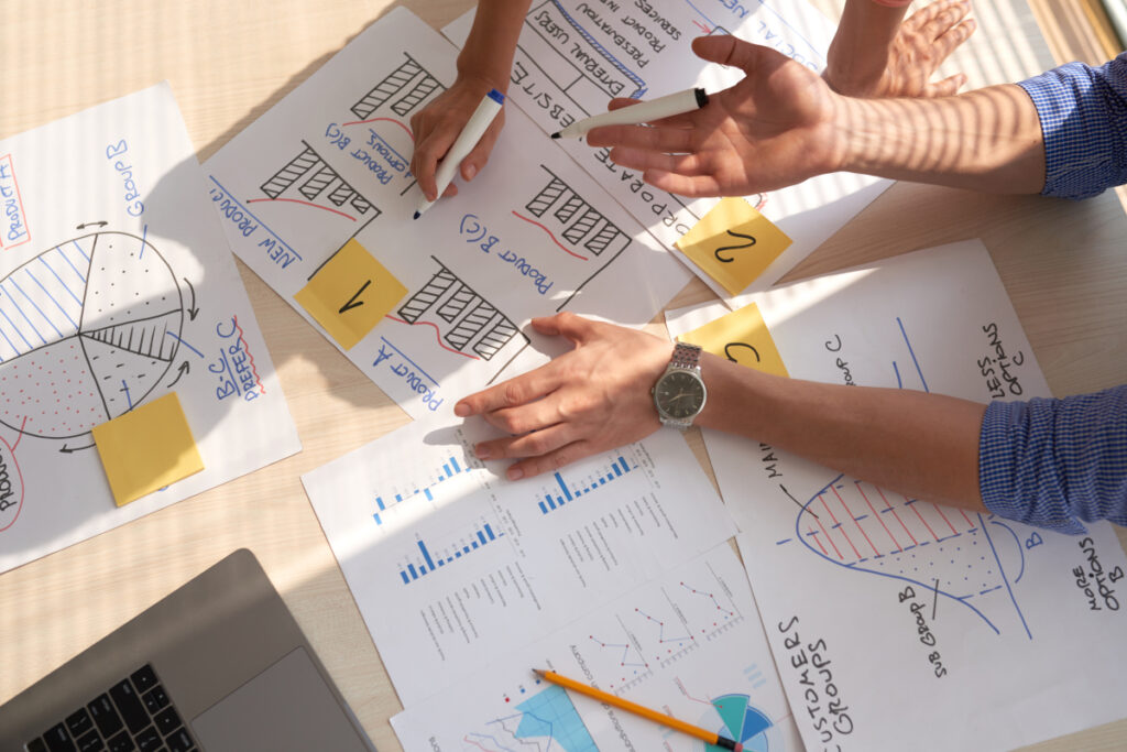 Zespół pracujący nad strategią marketingową dla małej firmy